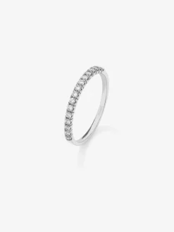 Media alianza de oro blanco de 18K con 16 diamantes en talla brillante con un total de 0,24 cts