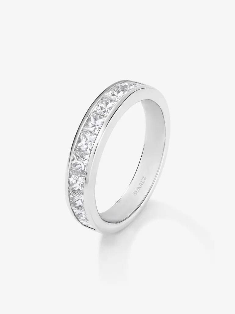 Media alianza de oro blanco de 18K con 11 diamantes en talla princesa con un total de 1,28 cts