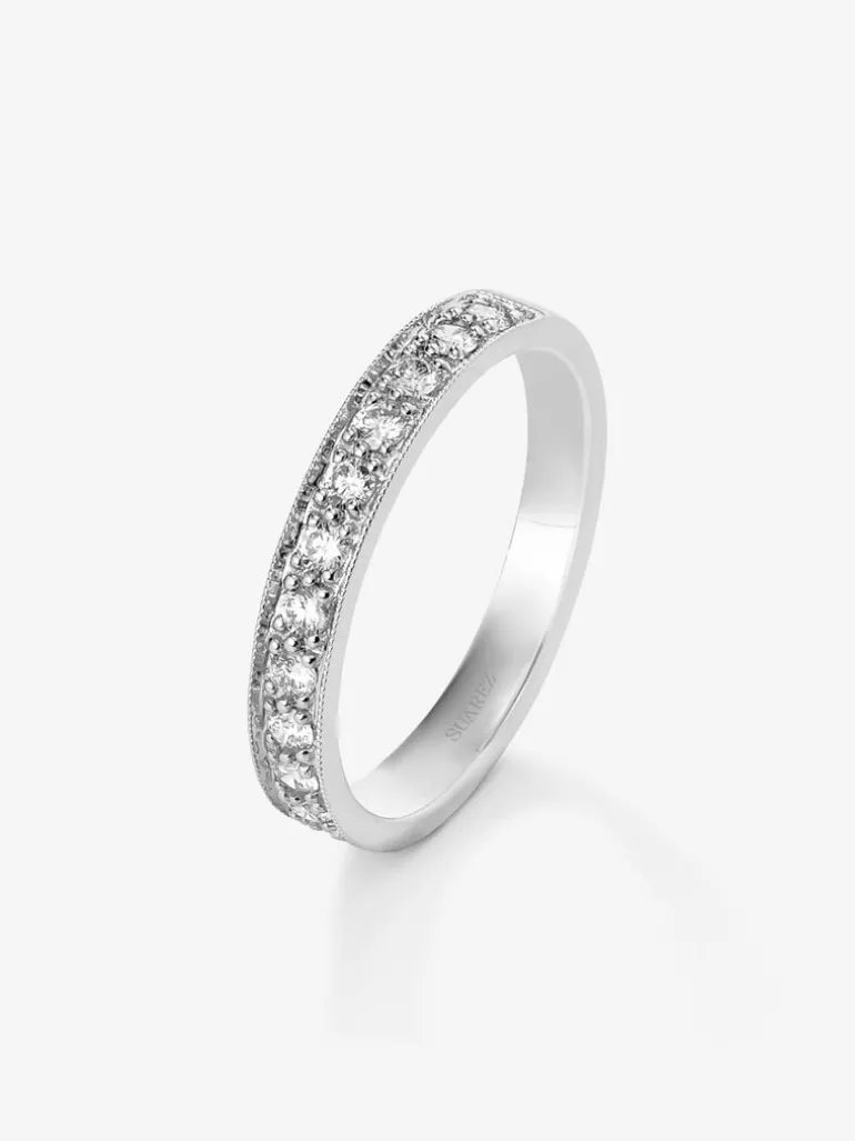 Media alianza de oro blanco de 18K con 13 diamantes en talla brillante con un total de 0,36 cts