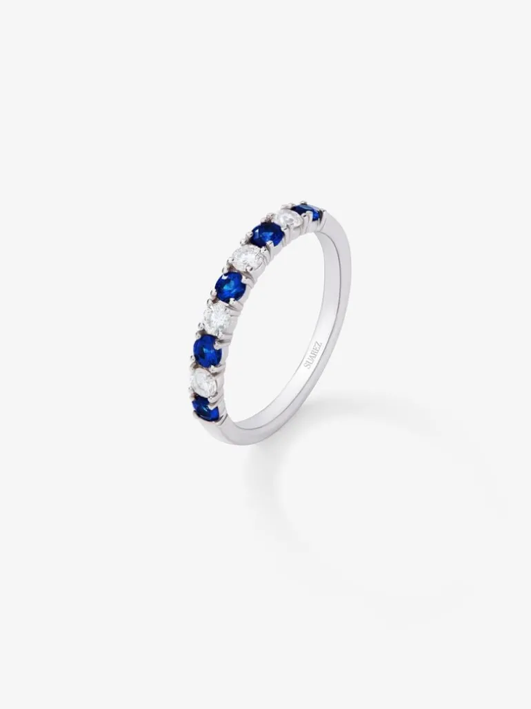 Media alianza de oro blanco de 18K con 5 zafiros azules en talla brillante con un total de 0,39 cts y 4 diamantes en talla brillante con un total de 0,24 cts