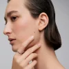 Media alianza de oro blanco de 18K con 5 rub&iacute;es en talla brillante con un total de 0,44 cts y 4 diamantes en talla brillante con un total de 0,26 cts
