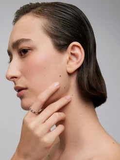 Media alianza de oro blanco de 18K con 5 rubíes en talla brillante con un total de 0,44 cts y 4 diamantes en talla brillante con un total de 0,26 cts