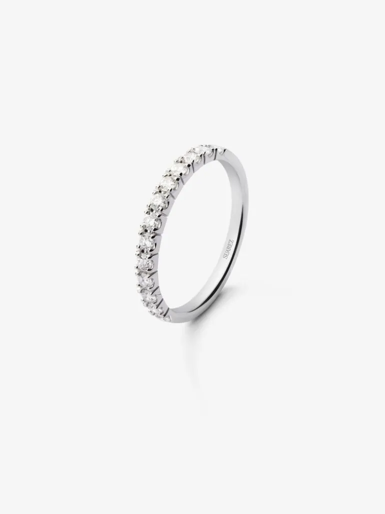 Media alianza de oro blanco de 18K con 13 diamantes en talla brillante con un total de 0,37 cts
