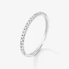 Media alianza de oro blanco de 18K con 23 diamantes en talla brillante con un total de 0,15 cts