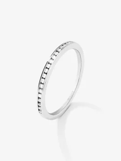 Media alianza de oro blanco de 18K con 19 diamantes en talla brillante con un total de 0,1 cts