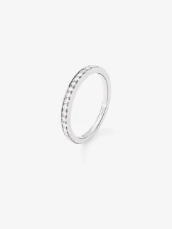 Media alianza de oro blanco de 18K con 13 diamantes en talla brillante con un total de 0,38 cts