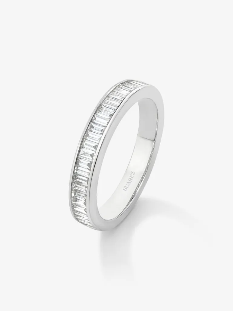 Media alianza de oro blanco de 18K con 31 diamantes en talla baguette con un total de 0,5 cts