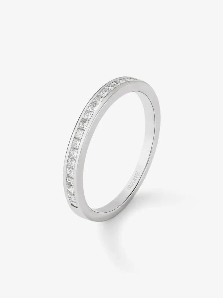 Media alianza de oro blanco de 18K con 19 diamantes en talla princesa con un total de 0,29 cts