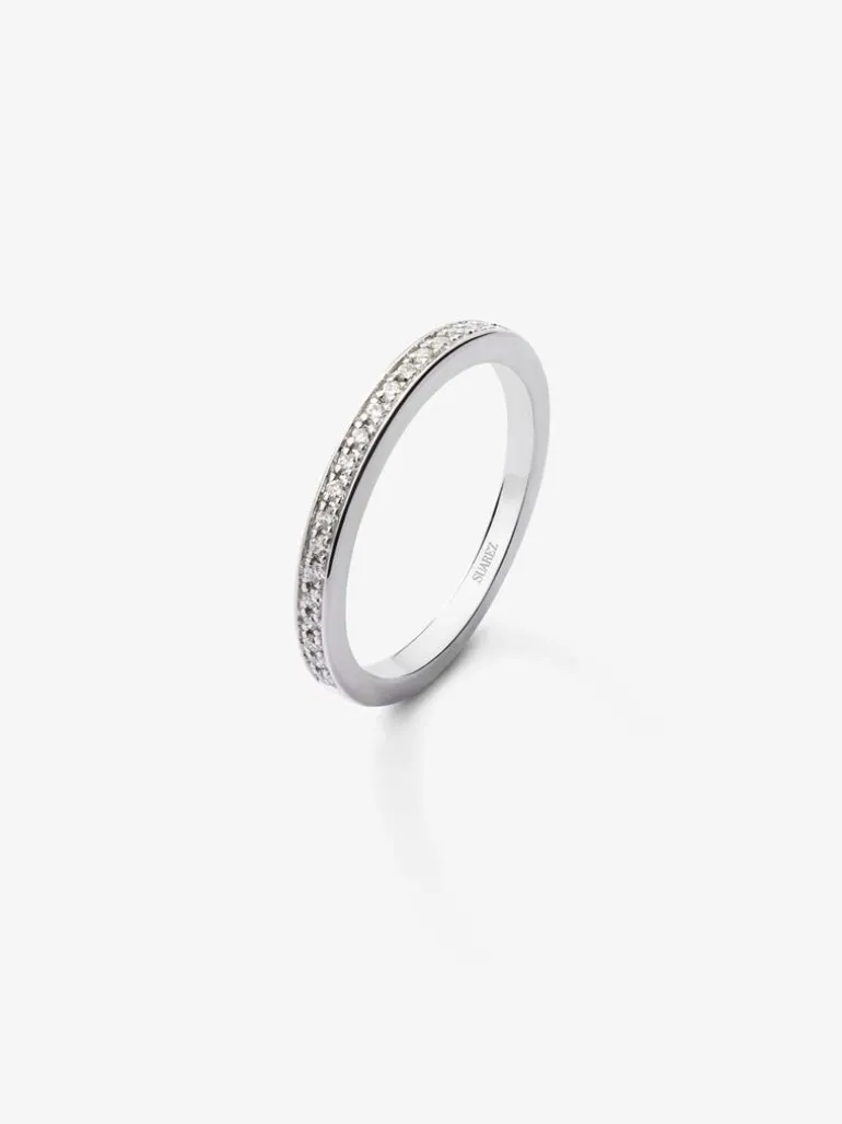 Media alianza de oro blanco de 18K con 20 diamantes en talla brillante con un total de 0,12 cts