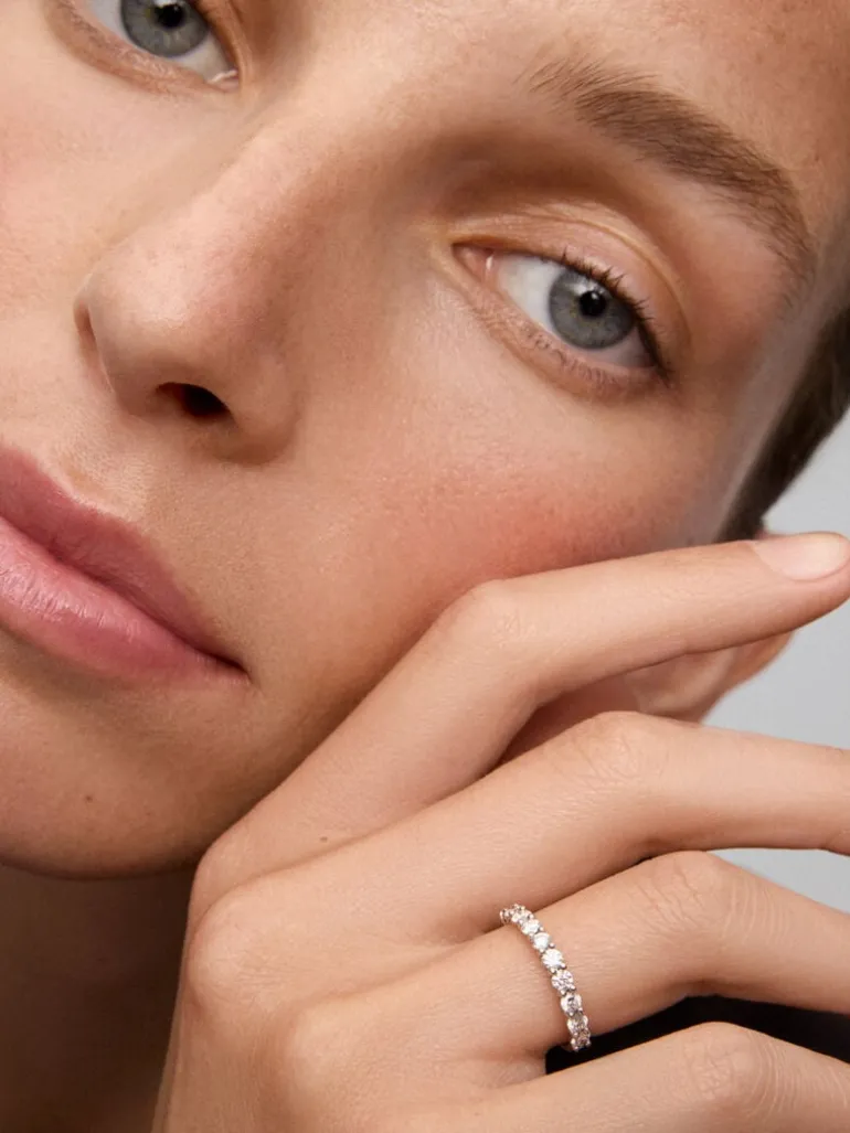 Media alianza de oro blanco de 18K con 10 diamantes en talla brillante con un total de 0,71 cts