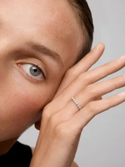 Media alianza de oro blanco de 18K con 11 diamantes en talla brillante con un total de 0,55 cts
