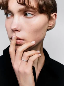 Media alianza de oro blanco de 18K con 16 diamantes en talla brillante con un total de 0,22 cts