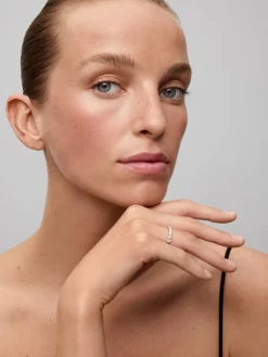 Media alianza de oro blanco de 18K con 9 diamantes en talla brillante con un total de 0,9 cts