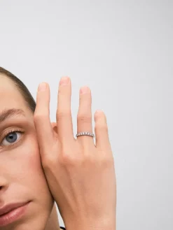 Media alianza de oro blanco de 18K con 10 diamantes en talla brillante con un total de 0,7 cts
