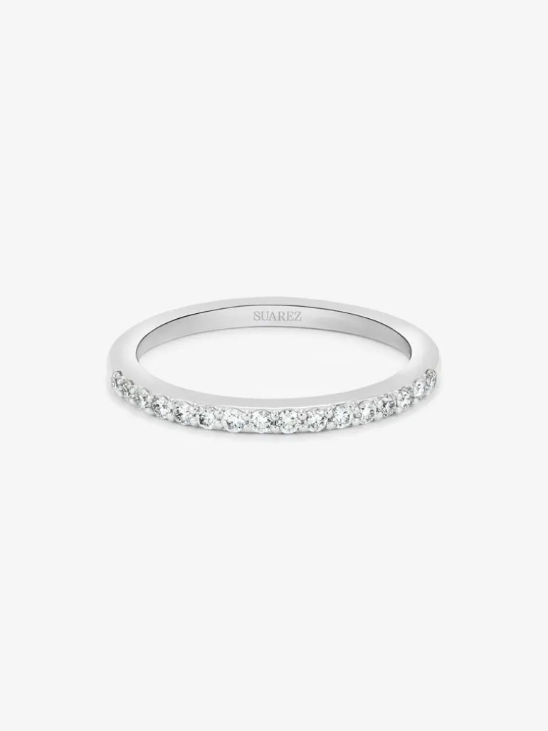 Media alianza de oro blanco de 18K con 16 diamantes en talla brillante con un total de 0,21 cts
