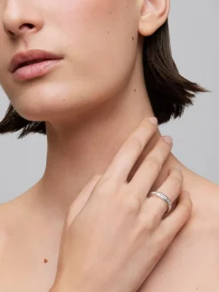Media alianza de oro blanco de 18K con 11 diamantes en talla princesa con un total de 1,28 cts