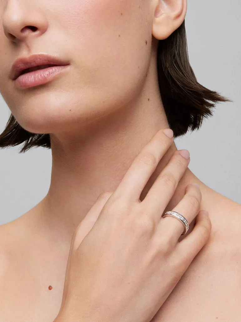 Media alianza de oro blanco de 18K con 11 diamantes en talla princesa con un total de 1,28 cts