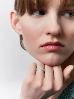 Media alianza de oro blanco de 18K con diamantes en talla baguette con un total de 1,83 cts