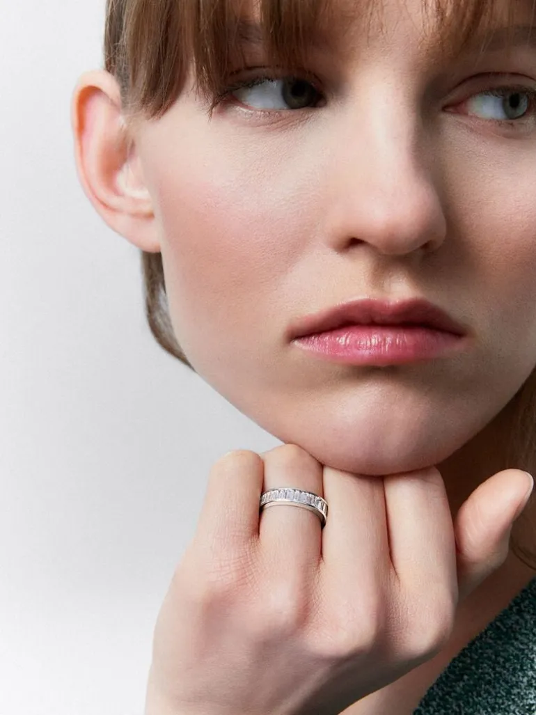 Media alianza de oro blanco de 18K con diamantes en talla baguette con un total de 1,83 cts
