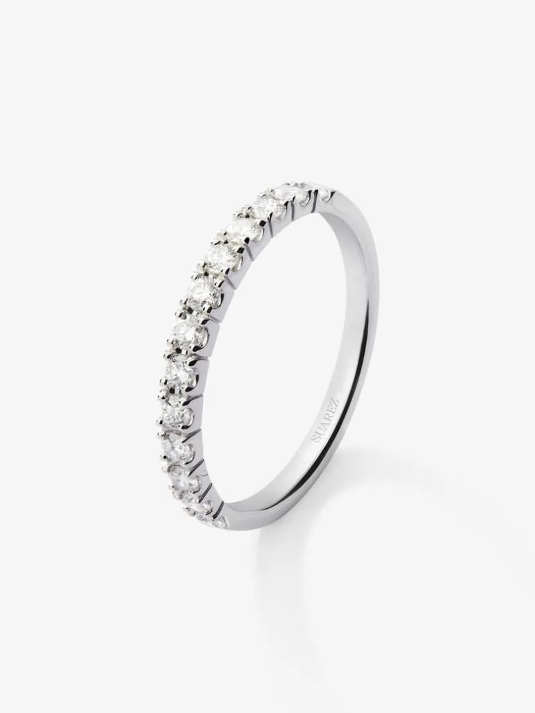 Media alianza de oro blanco de 18K con 13 diamantes en talla brillante con un total de 0,37 cts