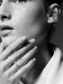 Media alianza de oro blanco de 18K con 13 diamantes en talla princesa con un total de 0,98 cts