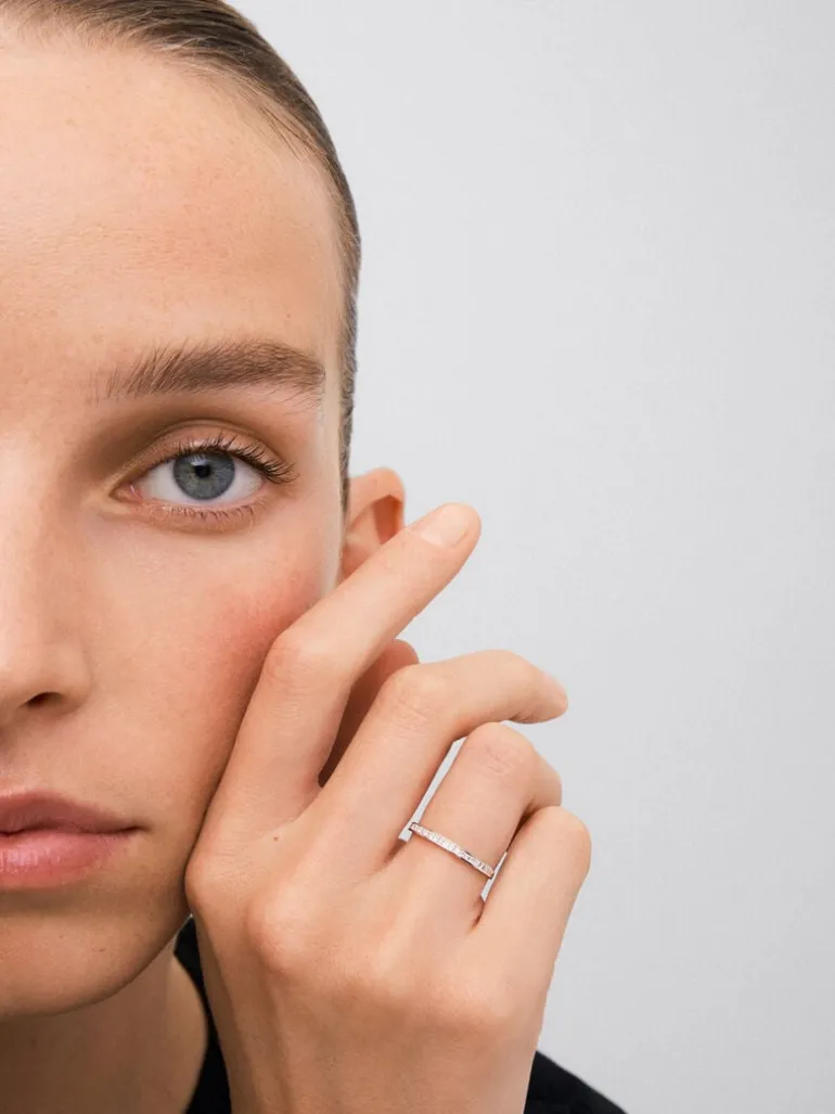 Media alianza de oro blanco de 18K con 19 diamantes en talla princesa con un total de 0,29 cts