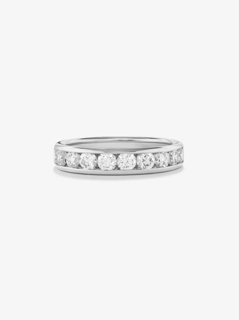 Media alianza de oro blanco de 18K con 12 diamantes en talla brillante con un total de 0,88 cts