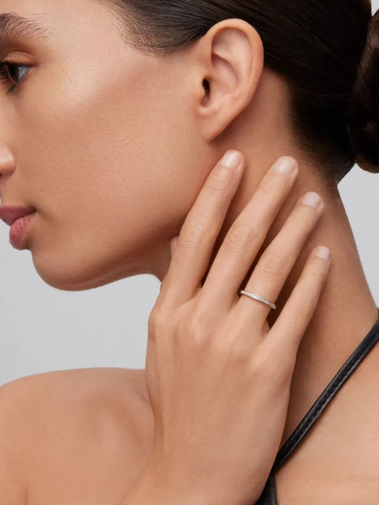 Media alianza de oro blanco de 18K con 20 diamantes en talla brillante con un total de 0,12 cts