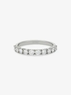 Media alianza de oro blanco de 18K con 10 diamantes en talla brillante con un total de 0,74 cts