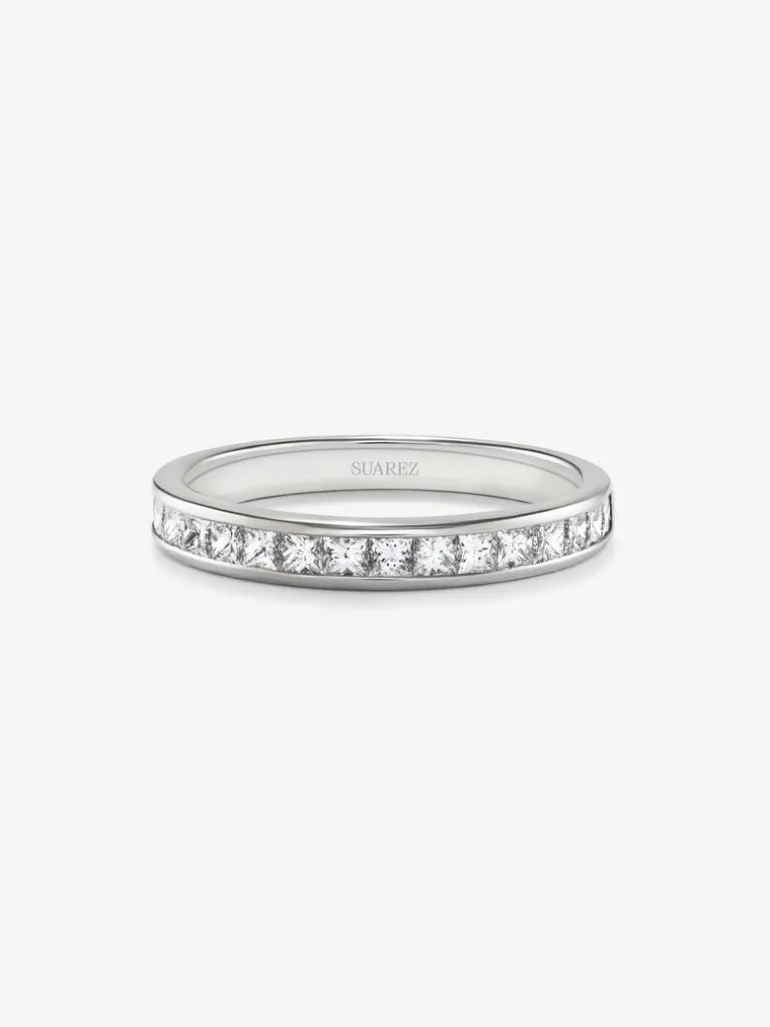Media alianza de oro blanco de 18K con 20 diamantes en talla princesa con un total de 0,62 cts