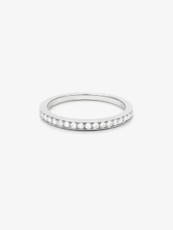 Media alianza de oro blanco de 18K con 15 diamantes en talla brillante con un total de 0,31 cts