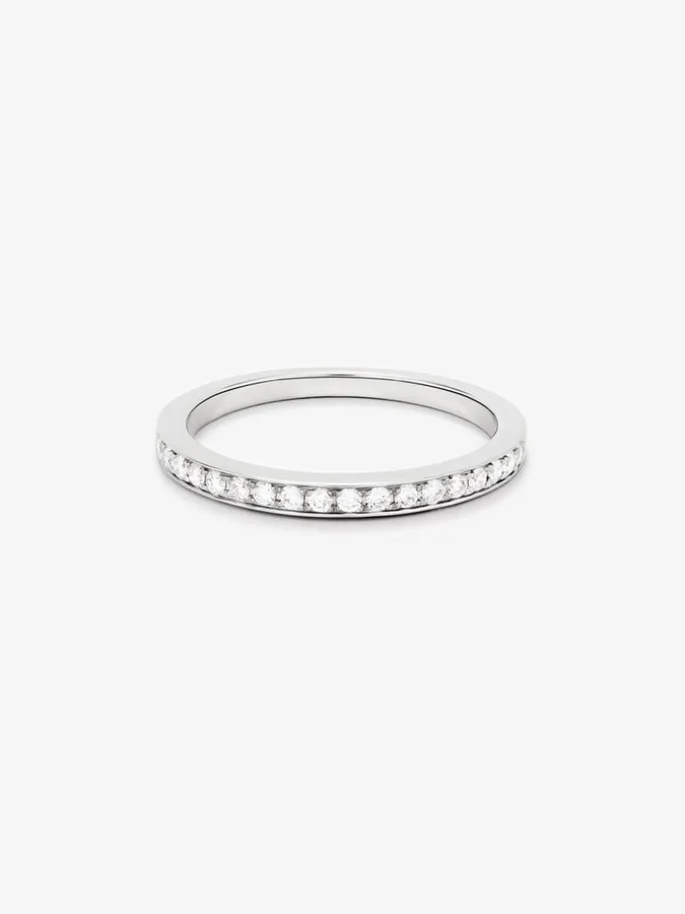 Media alianza de oro blanco de 18K con 15 diamantes en talla brillante con un total de 0,31 cts