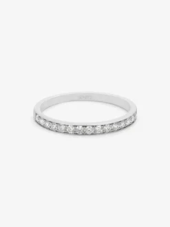 Media alianza de oro blanco de 18K con 16 diamantes en talla brillante con un total de 0,22 cts