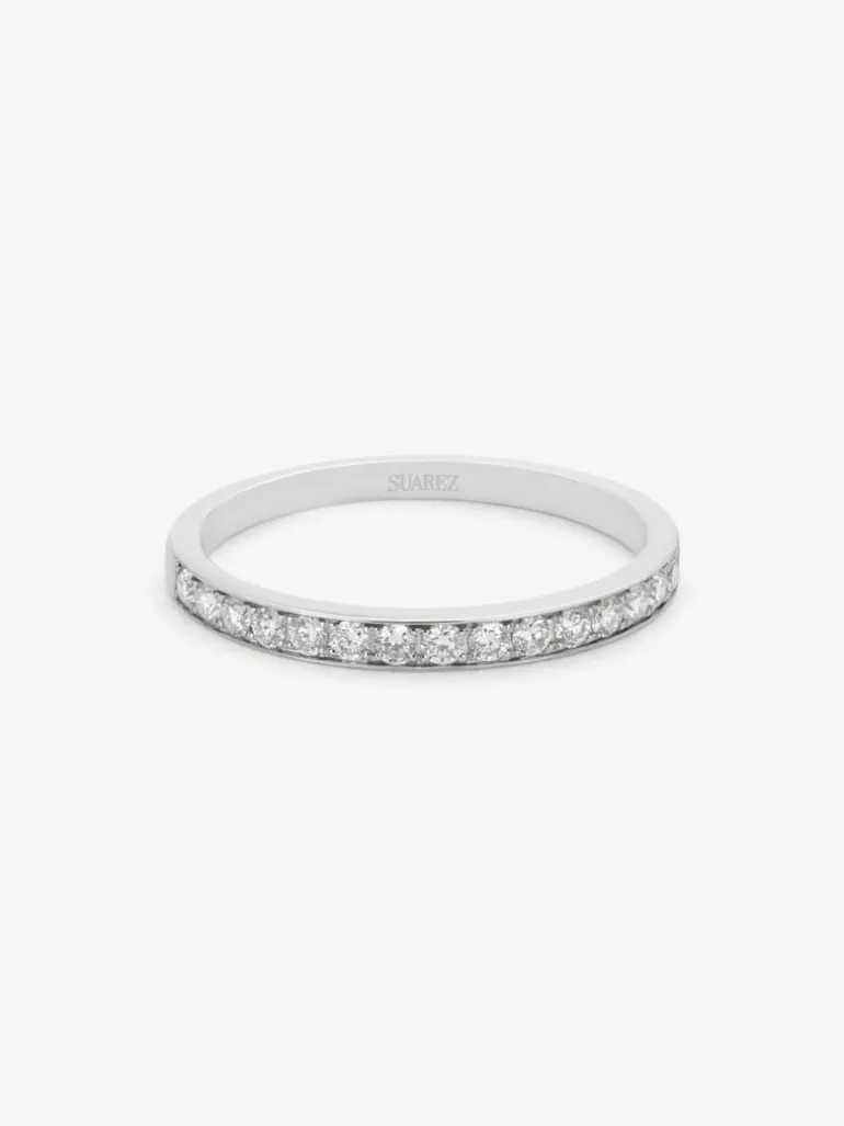Media alianza de oro blanco de 18K con 16 diamantes en talla brillante con un total de 0,22 cts