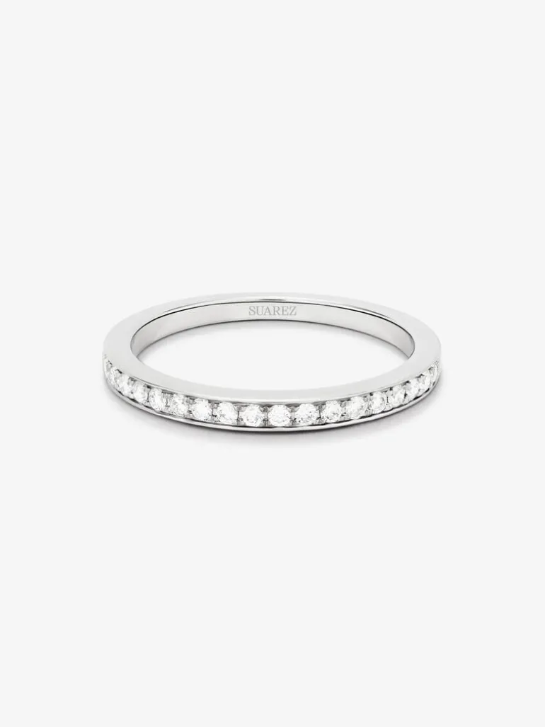 Media alianza de oro blanco de 18K con 18 diamantes en talla brillante con un total de 0,17 cts