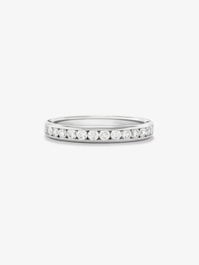 Media alianza de oro blanco de 18K con 13 diamantes en talla brillante con un total de 0,67 cts