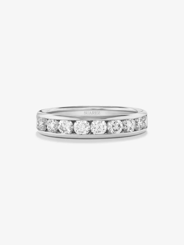 Media alianza de oro blanco de 18K con 10 diamantes en talla brillante con un total de 1,1 cts