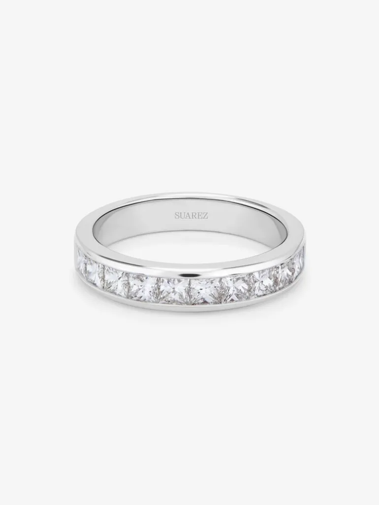 Media alianza de oro blanco de 18K con 11 diamantes en talla princesa con un total de 1,28 cts