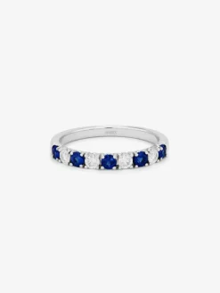 Media alianza de oro blanco de 18K con 5 zafiros azules en talla brillante con un total de 0,39 cts y 4 diamantes en talla brillante con un total de 0,24 cts