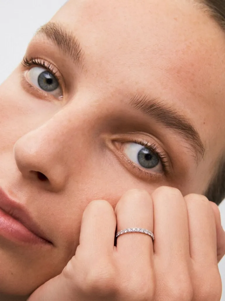 Media alianza de oro blanco de 18K con 13 diamantes en talla brillante con un total de 0,37 cts