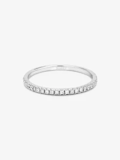 Media alianza de oro blanco de 18K con 23 diamantes en talla brillante con un total de 0,15 cts