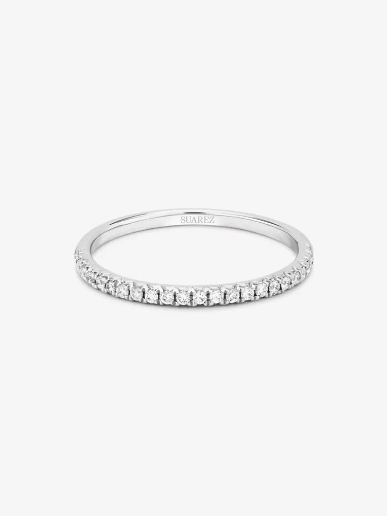 Media alianza de oro blanco de 18K con 23 diamantes en talla brillante con un total de 0,15 cts