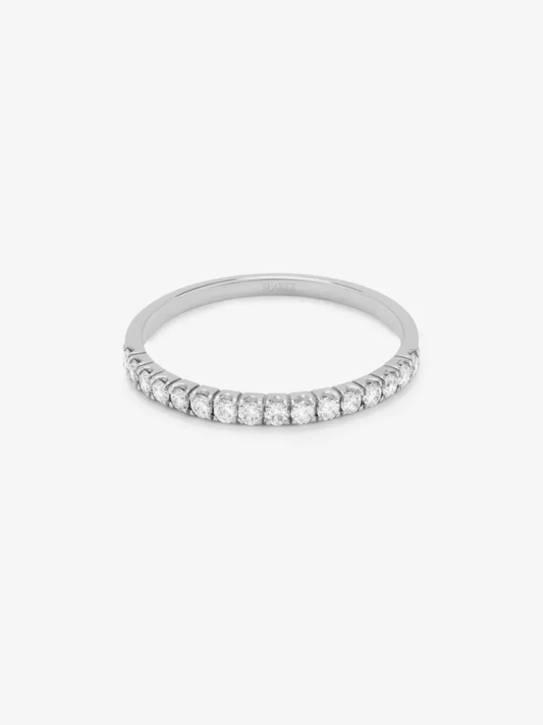 Media alianza de oro blanco de 18K con 16 diamantes en talla brillante con un total de 0,16 cts