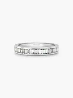 Media alianza de oro blanco de 18K con 31 diamantes en talla baguette con un total de 0,5 cts