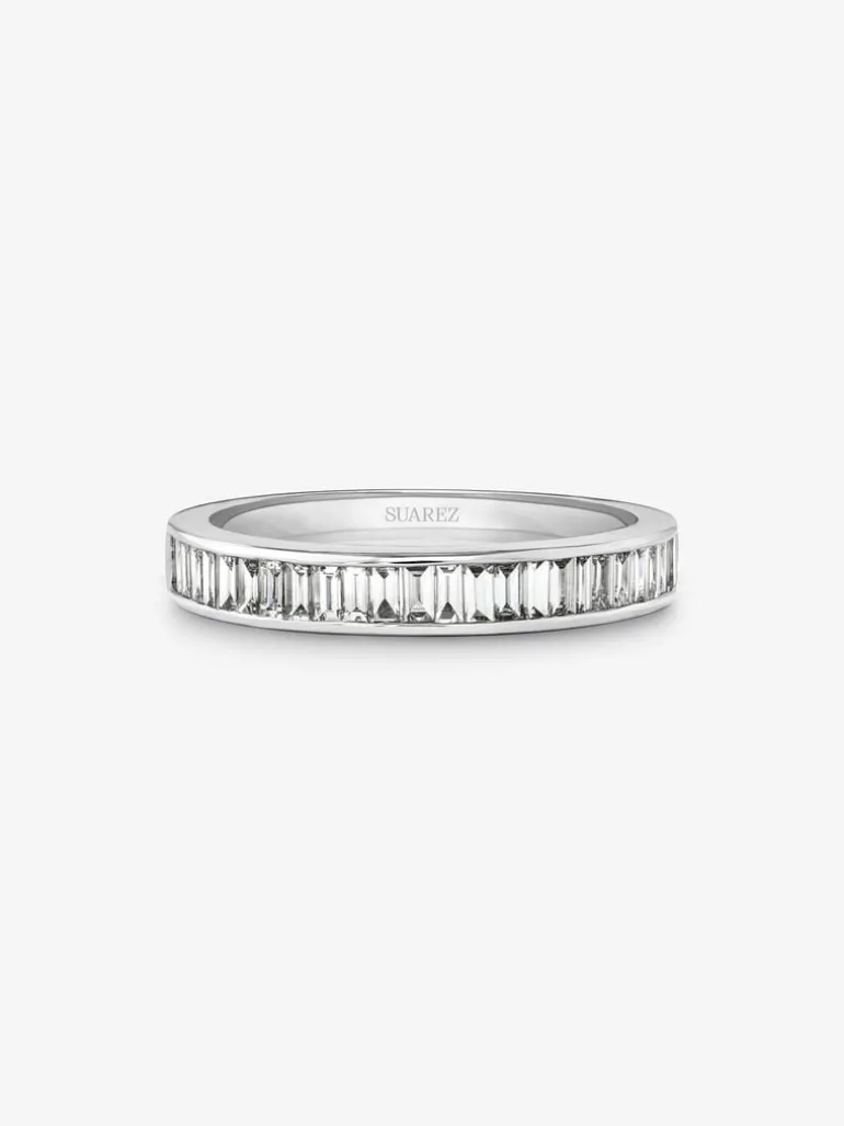 Media alianza de oro blanco de 18K con 31 diamantes en talla baguette con un total de 0,5 cts