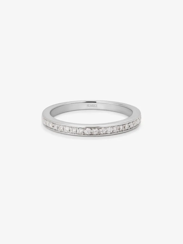 Media alianza de oro blanco de 18K con 20 diamantes en talla brillante con un total de 0,12 cts