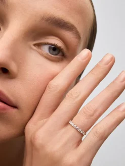 Media alianza de oro blanco de 18K con 10 diamantes en talla brillante con un total de 0,74 cts