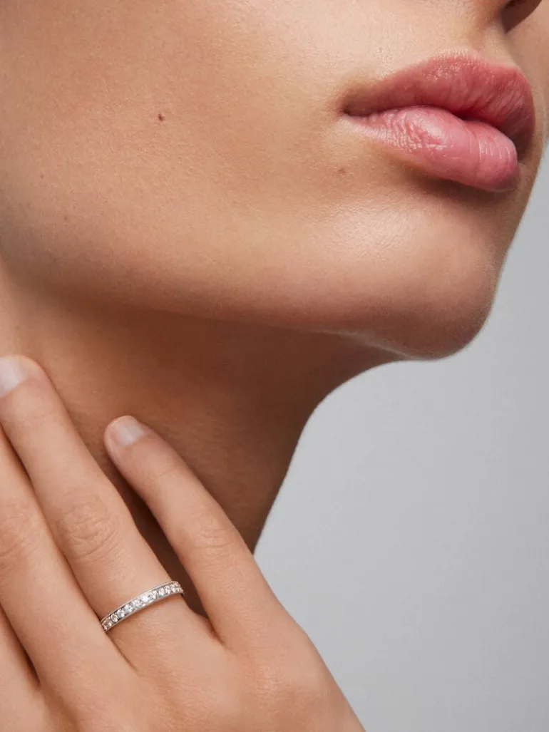 Media alianza de oro blanco de 18K con 16 diamantes en talla brillante con un total de 0,29 cts