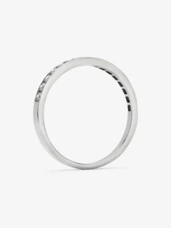 Media alianza de oro blanco de 18K con 16 diamantes en talla brillante con un total de 0,22 cts