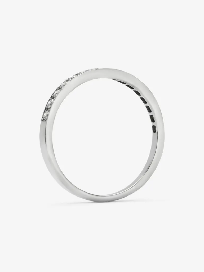 Media alianza de oro blanco de 18K con 16 diamantes en talla brillante con un total de 0,22 cts